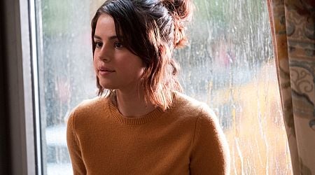 Selena Gomez stapt uit auto en verrast haar fans in een overdonderende zwarte jurk