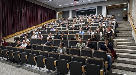 Minister: minder internationale studenten en Nederlands is de norm