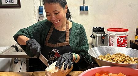 Lan Anh deelt op kerstavond gratis maaltijden uit aan daklozen en ouderen