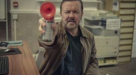 Humor op het randje: Ricky Gervais deelt enkele keiharde 'Golden Globes 2025' grappen