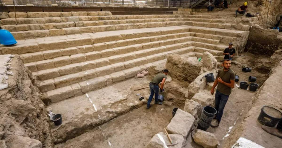 Archeologen graven trappen op van vijver waar Jezus blinde genas