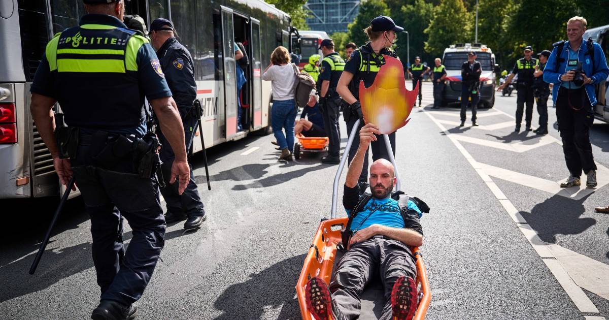 Ruim 120 klimaatactivisten opgepakt op zeventiende dag snelwegblokkade in Den Haag