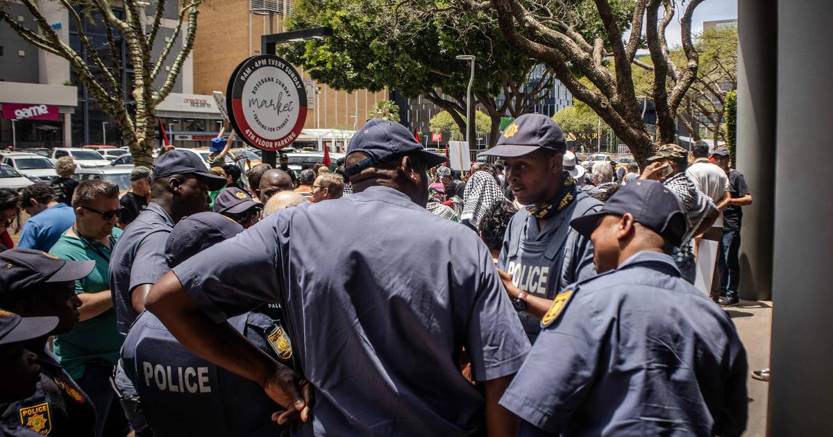 Zeven criminelen in brand gestoken door woedende menigte in Zuid-Afrika