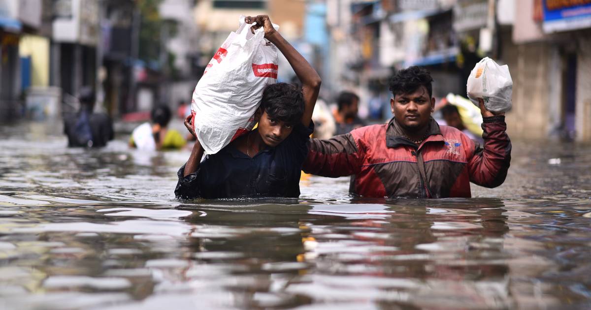 ‘Michaung’ komt aan land in India met code rood: cycloon spoelt auto’s weg, doet straten inzakken en veroorzaakt meerdere sterfgevallen