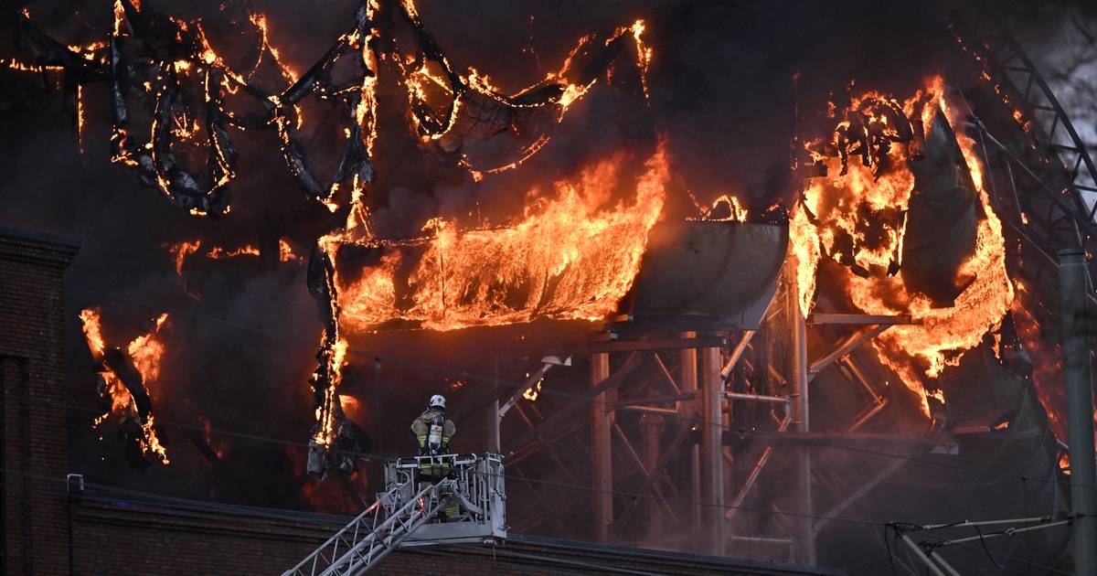 KIJK. Beelden tonen explosie en vlammenzee in Zweeds waterpark
