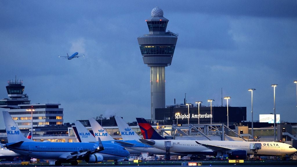 Ruim twee uur nauwelijks vliegverkeer in Nederland door storing - NOS