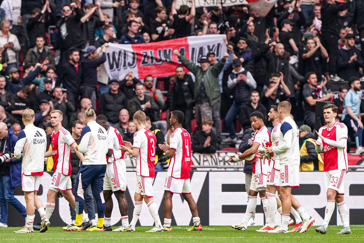Ajax-supporters zorgen voor verbazing: 'Alsof ze de kampioenswedstrijd tegen Twente wonnen' - FCUpdate