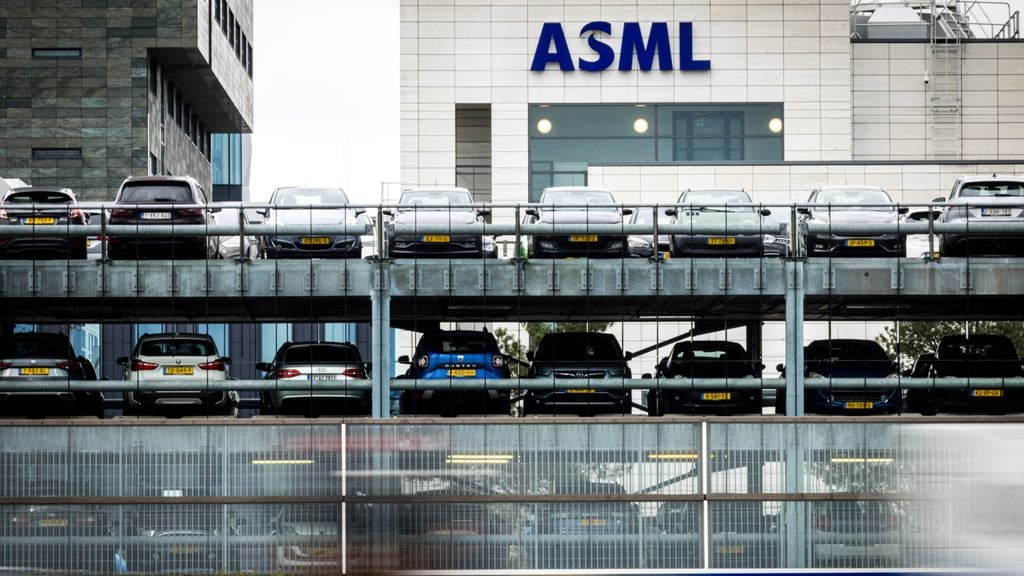 Zeldzame omzetdaling bij ASML, toch neemt het bedrijf meer mensen aan