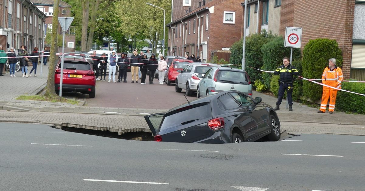 Plotseling sinkhol op de weg in Venlo: auto rijdt erin - L1 Nieuws