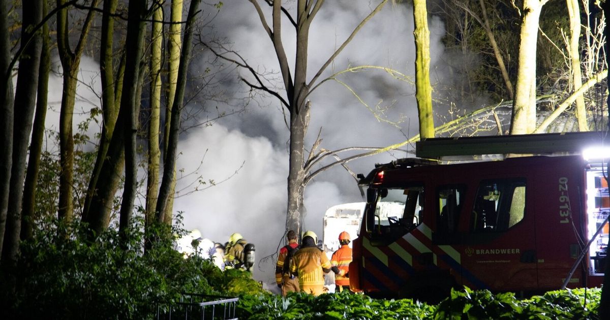 Schuur afgebrand aan de Canterlanswei in Miedum | Harlinger bekrast politieauto - Omrop Fryslân