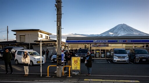 Uitzicht op Japanse berg Fuji geblokkeerd om asociale toeristen te weren - RTL.nl