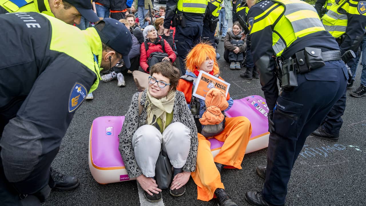 Ruim 100 arrestaties na Extinction Rebellion-blokkade van A10 bij Amsterdam - NU.nl