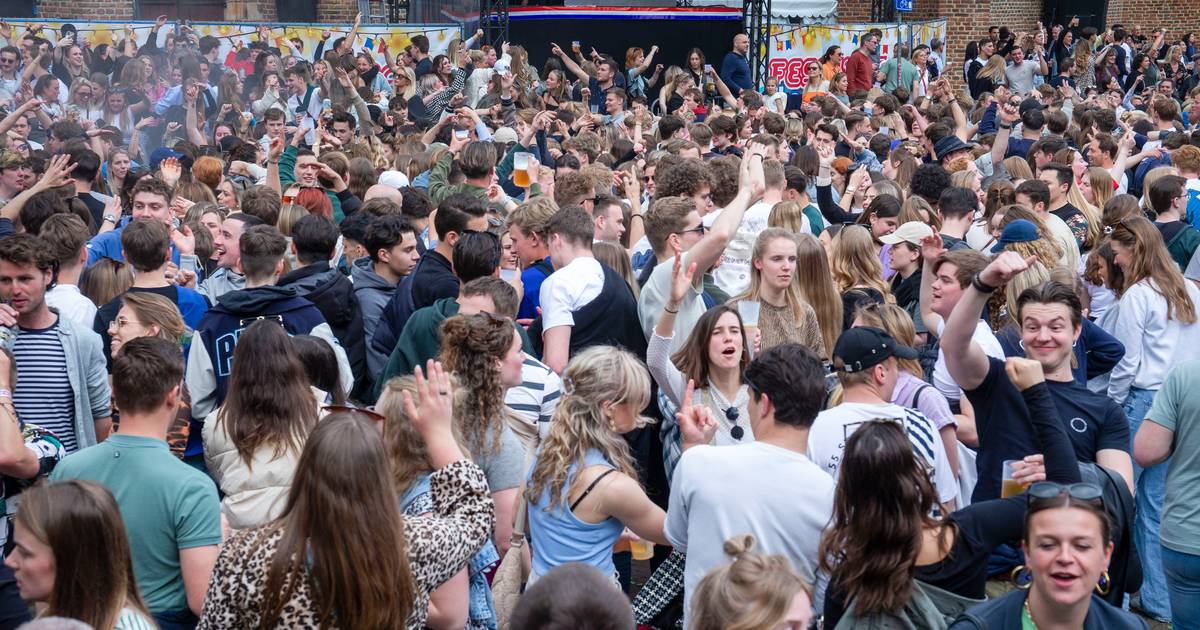LIVE Bevrijdingsfestival Wageningen | Politie houdt man aan na opstootje • Tienduizenden feestvierders in de stad • Prullenbakken puilen uit - De Gelderlander