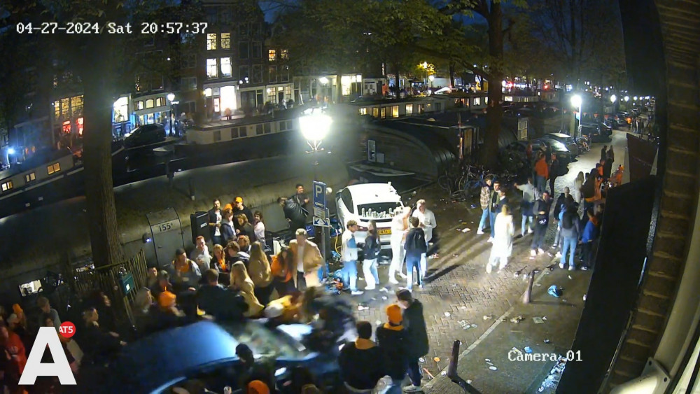 Automobilist die inreed op groep voetgangers op Koningsdag meldt zich - AT5