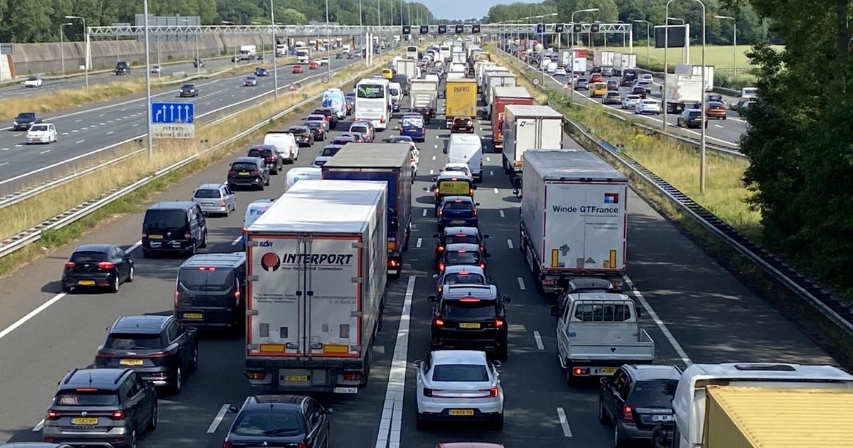 Tientallen kilometers file en urenlange vertraging door dichte snelwegen - RTV Rijnmond