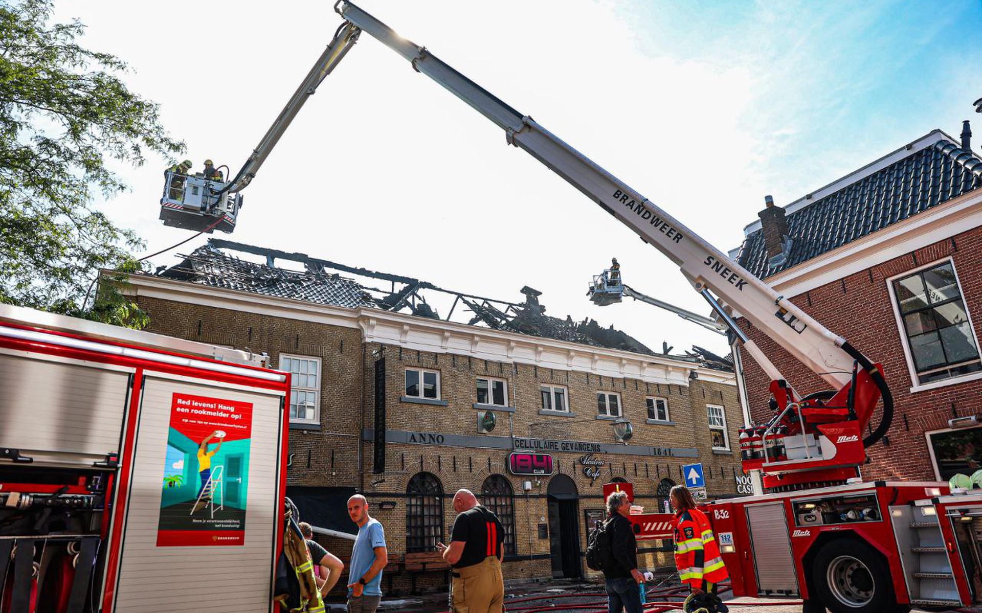 Geen gewonden bij grote brand in uitgaansgelegenheid Club 1841 in Sneek: - Leeuwarder Courant