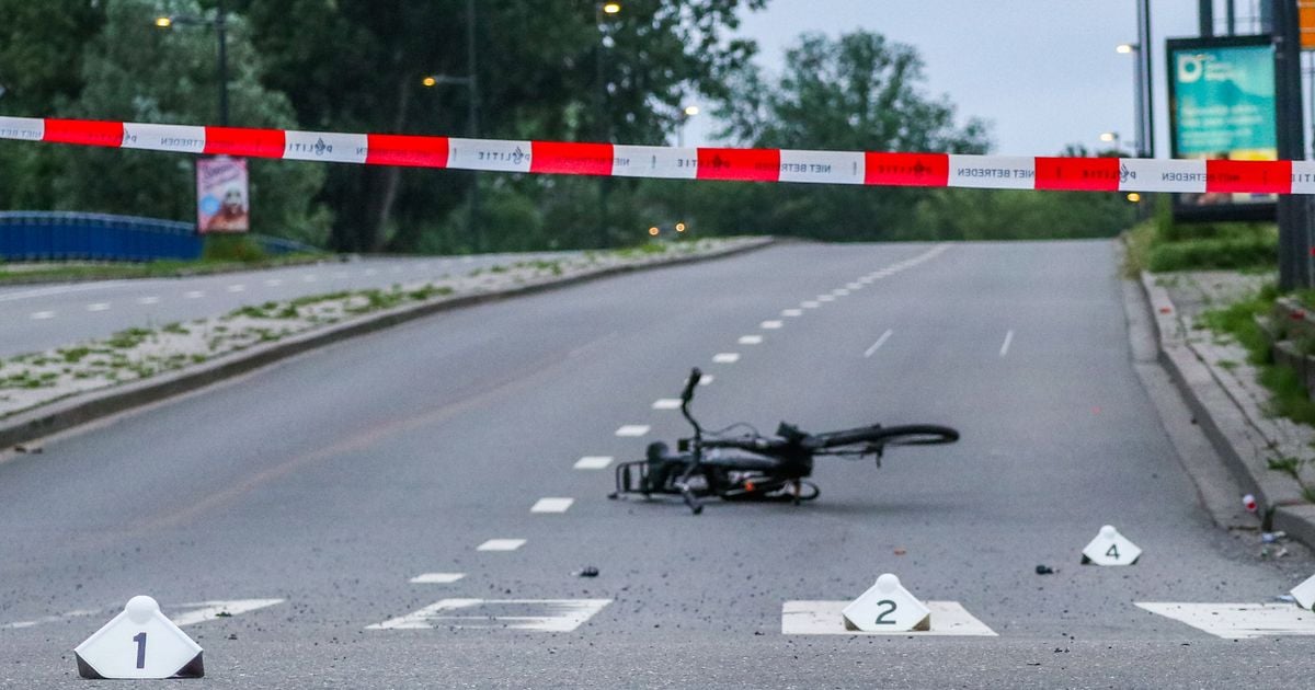 Fietser zwaargewond na aanrijding, overlijdt op straat - RTV Rijnmond