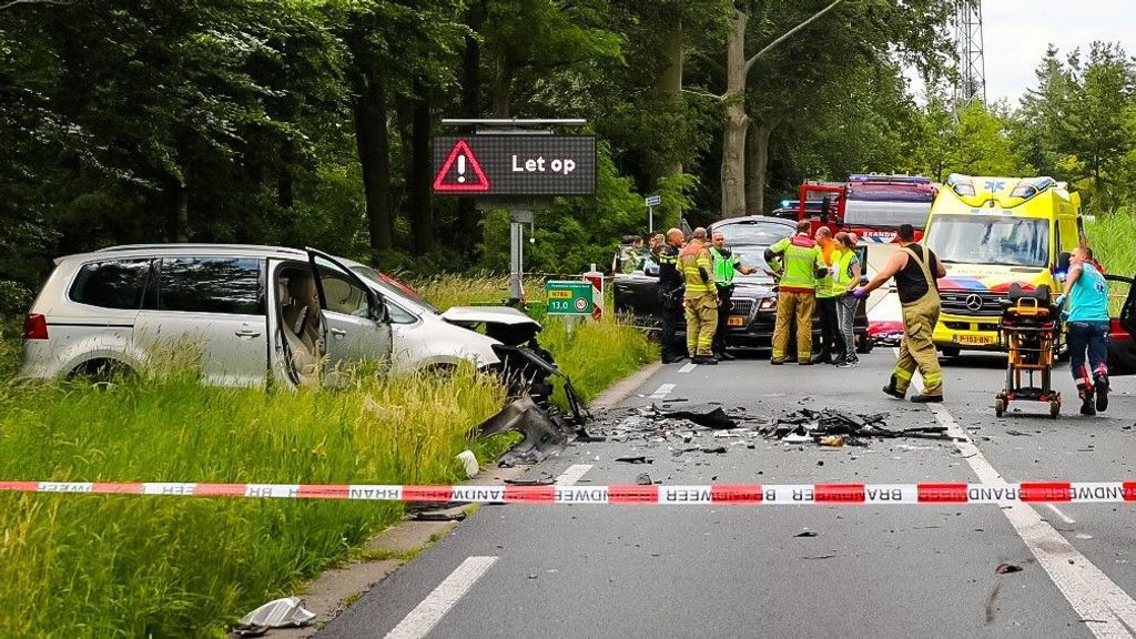 Omwonenden bezorgd na groot ongeluk met acht gewonden langs Apeldoorns Kanaal - NOS