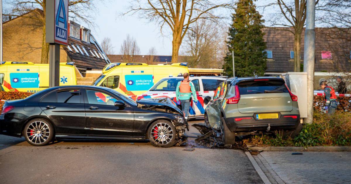 Opmerkelijk detail: gecrashte auto 'belt hulpdiensten' tijdens moord bij Aldi in Zwolle. 'Gesprek wijst op vooropgezet plan' - De Stentor