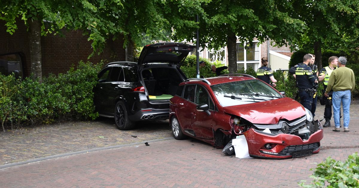 Bizarre beelden: auto richt puinhoop aan in centrum Eelde - RTV Drenthe