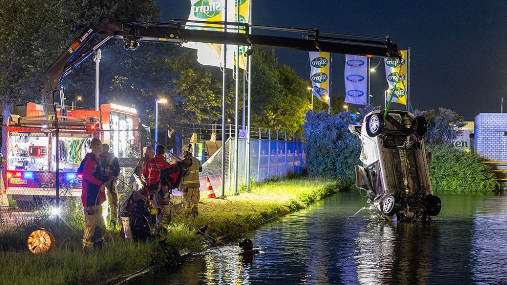 Man (67) overleden na auto-ongeluk Westpoortweg, andere inzittende zwaargewond - AT5