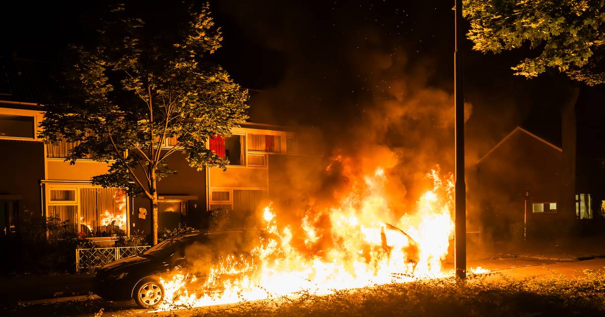 Vuurzee in Tilburgse straten door zes brandende auto's: 'Het voelt onveilig, we wonen hier met onze driejarige' - BD.nl