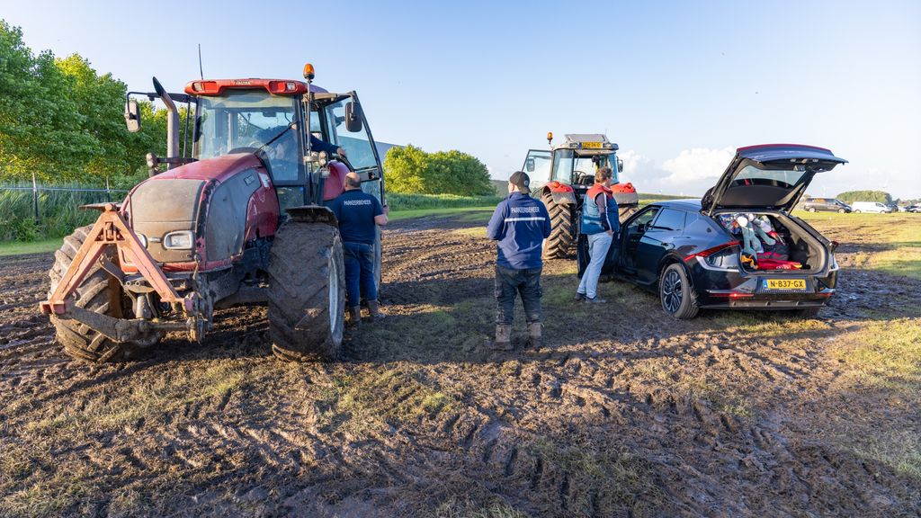 Honderden auto's bezoekers Oerol vast op parkeerterrein Harlingen door modder - NOS