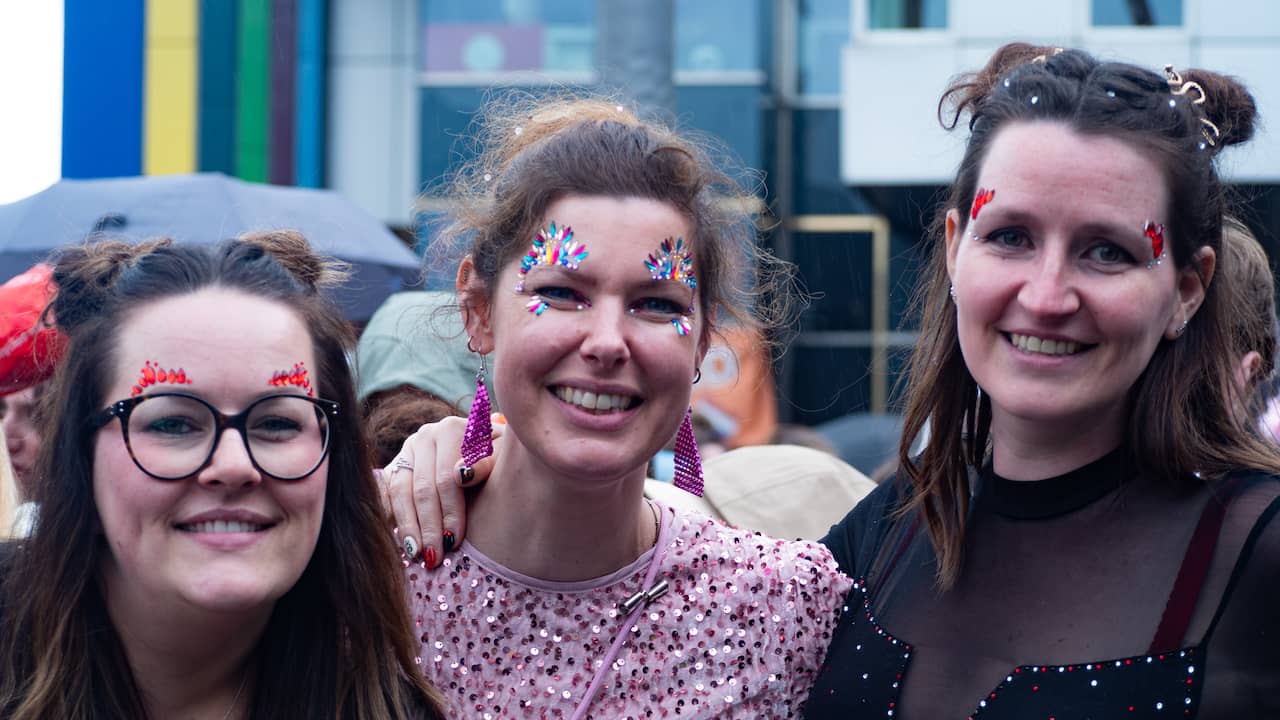 Urenlang in de regen wachten of ver reizen: swifties doen het graag - NU.nl