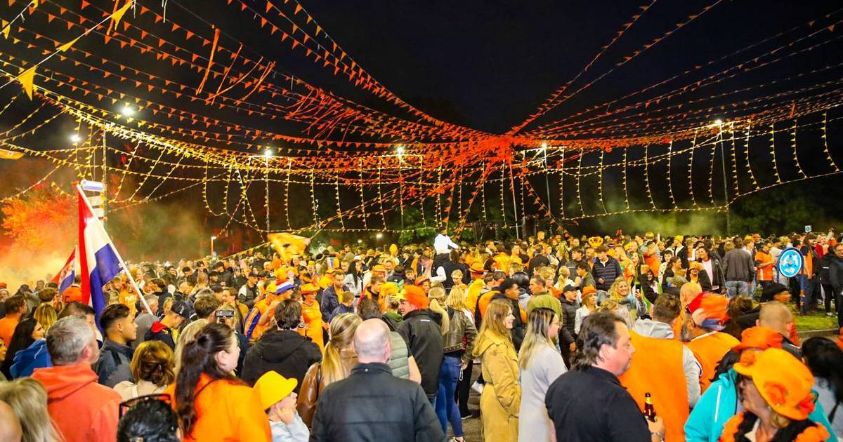 Ruim duizend mensen vieren feest bij Oranjerotonde in Apeldoorn, gemeente treedt op tegen muziek - De Stentor