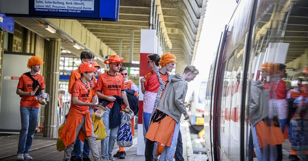 Hordes Oranjefans pakken trein vanaf Enschede naar Dortmund: "Handiger dan auto" - RTV Oost