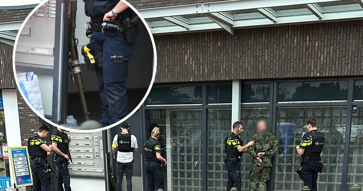 Militair loopt in uniform en met wapen door winkelcentrum: politie houdt man aan | Nijmegen - De Gelderlander