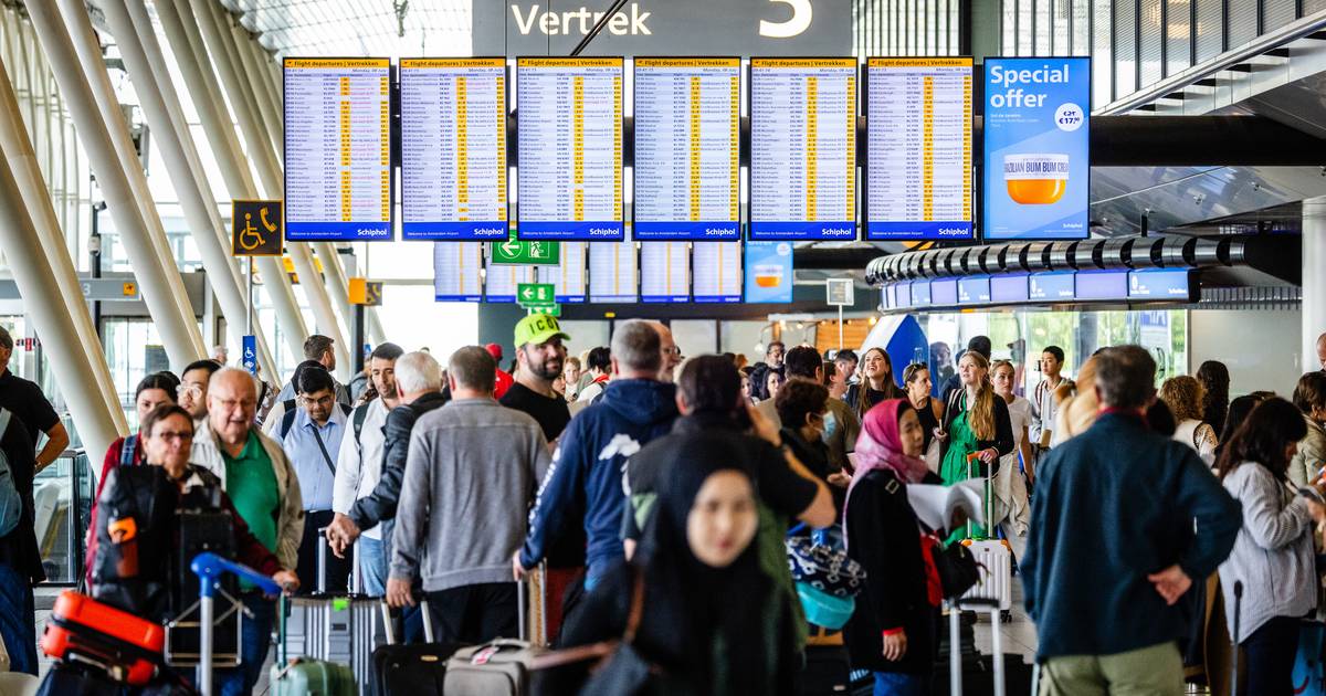 Vakantieverkeer zorgt voor files op wegen in Europa en ‘piekdrukte’ op Schiphol - De Gelderlander