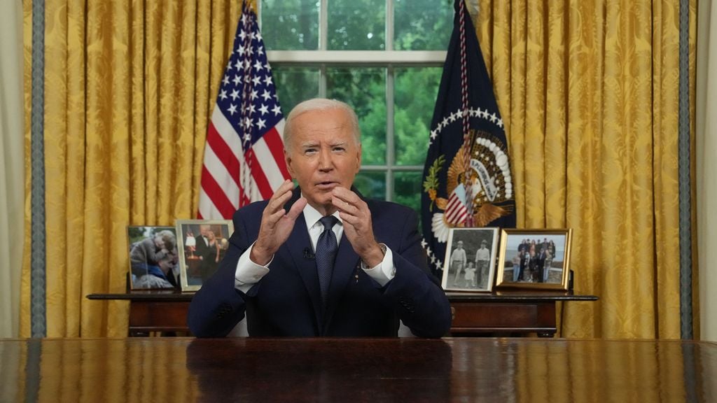 Biden spreekt volk toe na aanslag Trump: 'Politiek mag geen letterlijk slagveld worden' - NOS