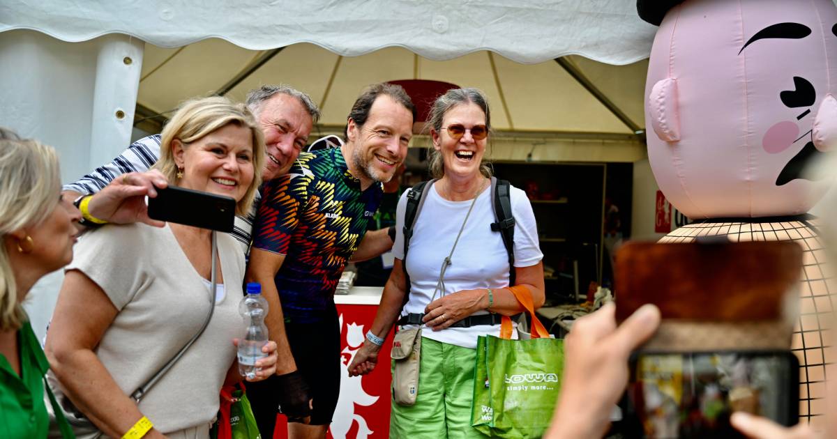 Iedereen wil op de foto met Herman van der Zandt, die aan zijn eerste Vierdaagse begint - De Gelderlander