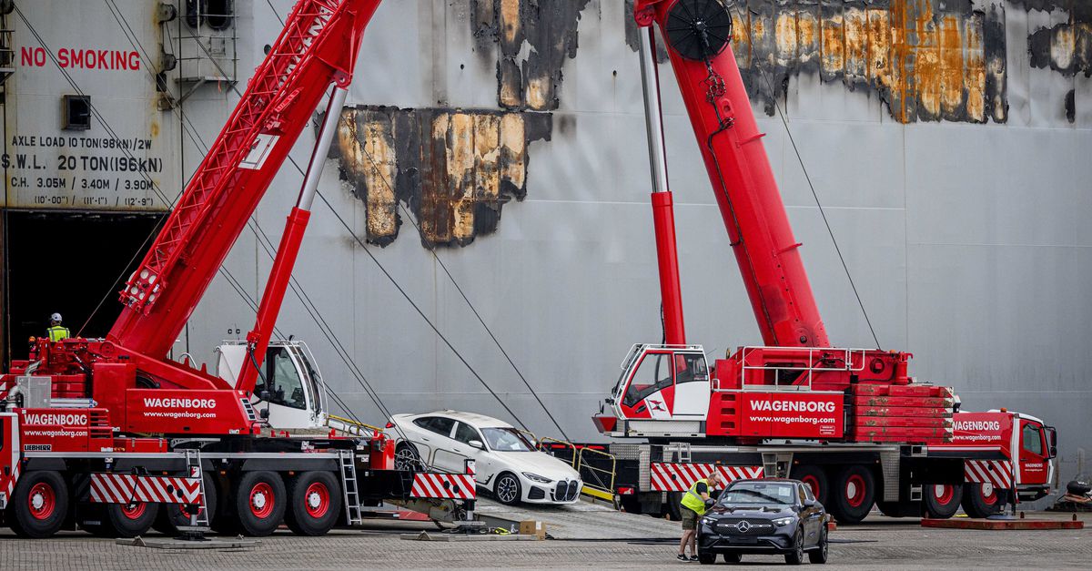 Verkoopverbod voor BMW’s die bij de Wadden uit brandend schip Fremantle Highway werden gered - NRC