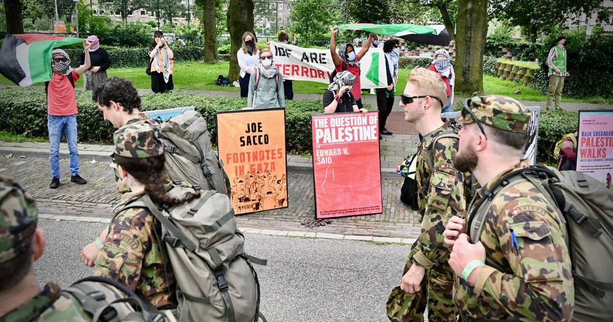 ‘Burgerwacht’ duikt toch op bij Vierdaagse en gaat zó te werk: ‘Rusten niet tot ban komt op Israëlisch leger’ - De Gelderlander