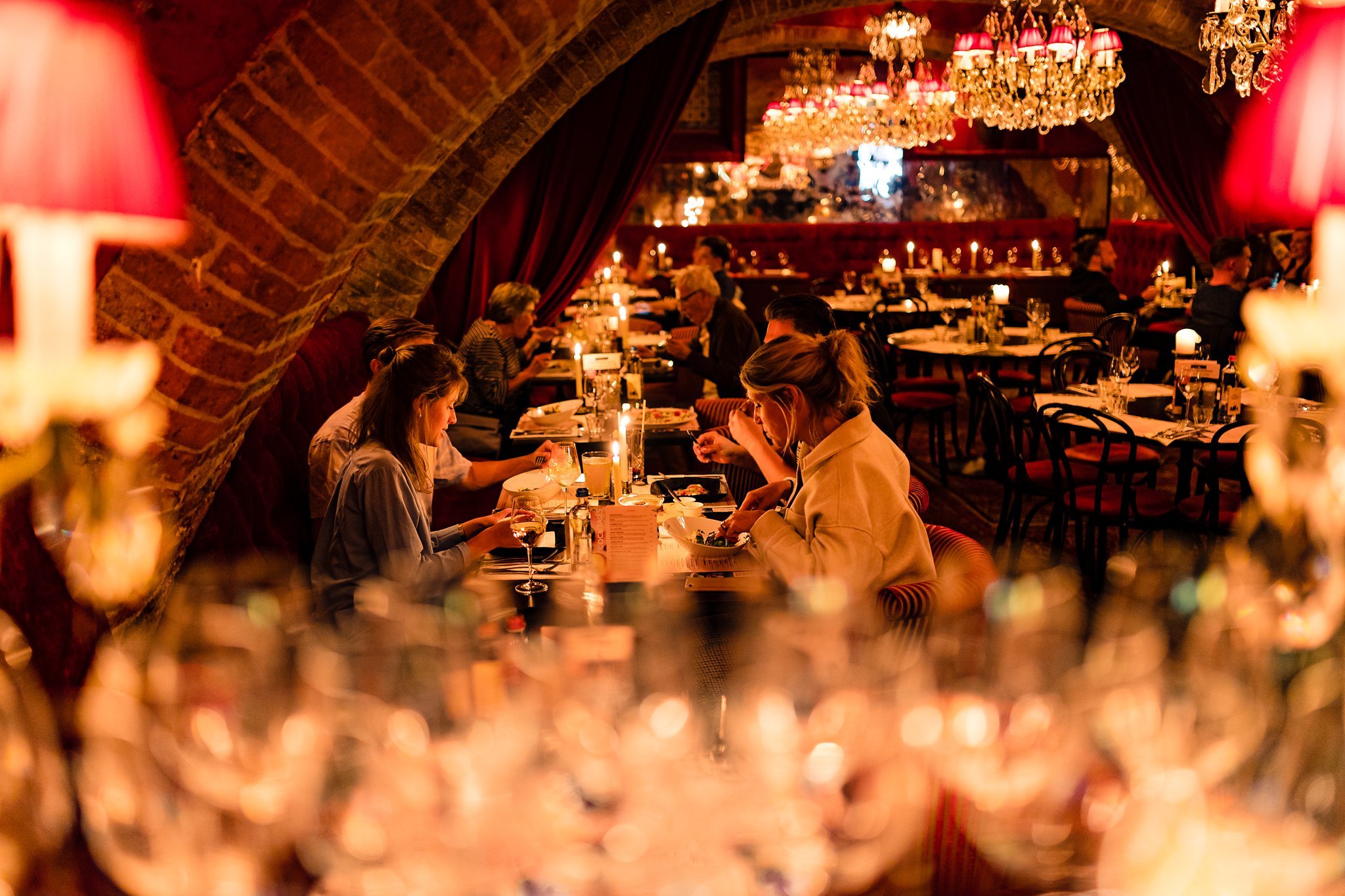 Uittip! Hier in Utrecht dineer jij in de sfeer van Moulin Rouge