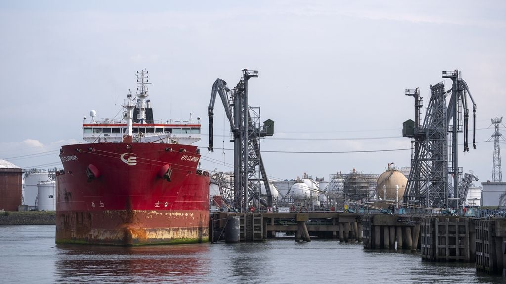 Havenmedewerkers Rotterdam leggen werk neer voor beter pensioen 