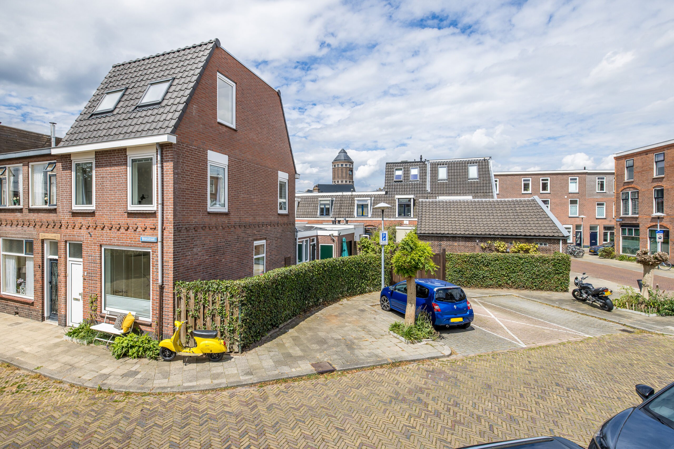 Dorps wonen in ons stadsie met een garage voor jouw bolide