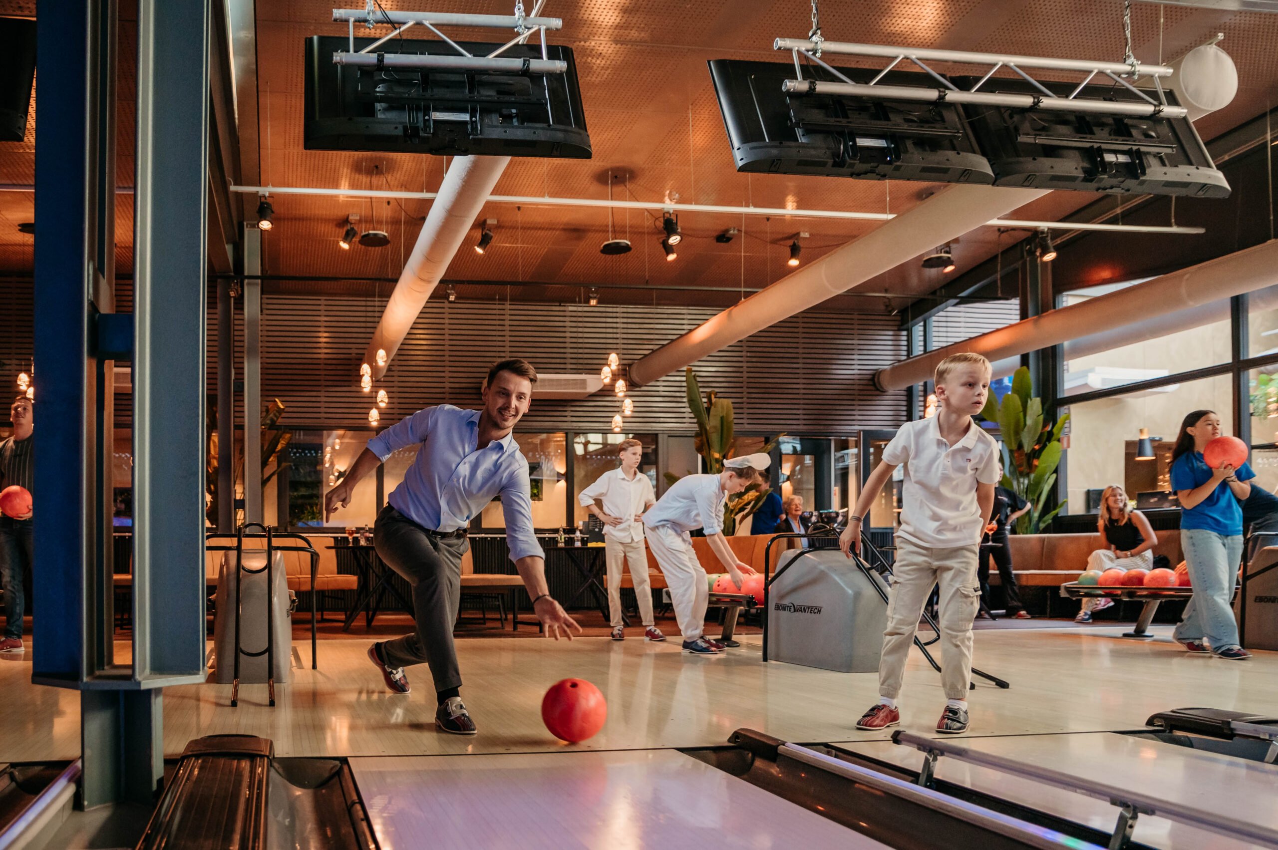 Deze Utrechtse bowlingbaan is nu weer open én heeft een compleet nieuwe look