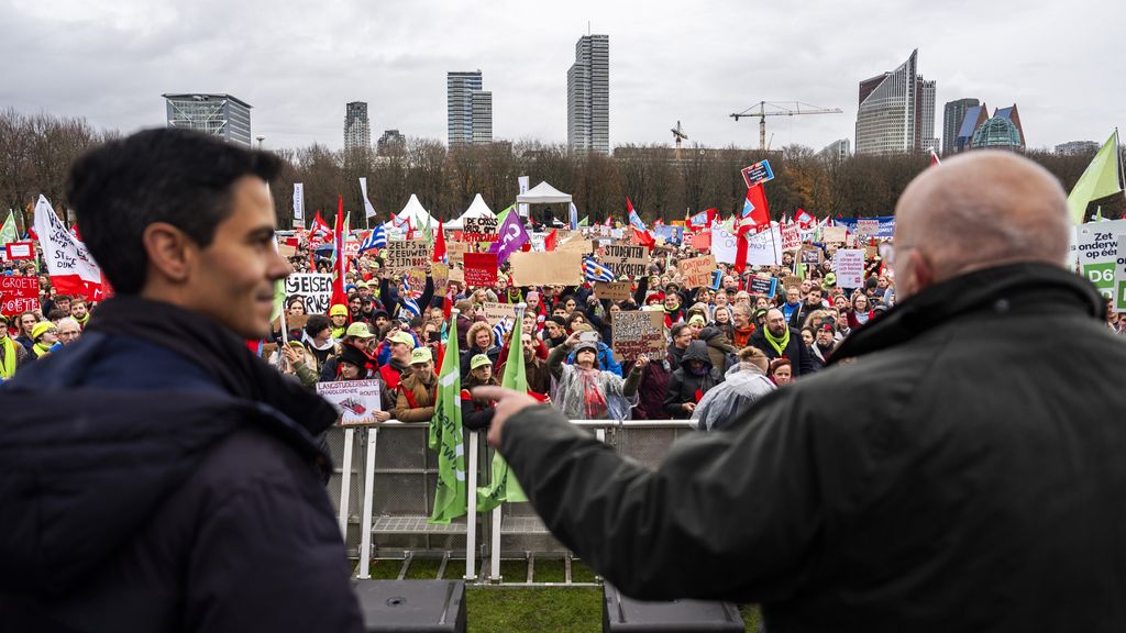 Oppositie wil kabinet dwingen onderwijsbezuiniging te schrappen