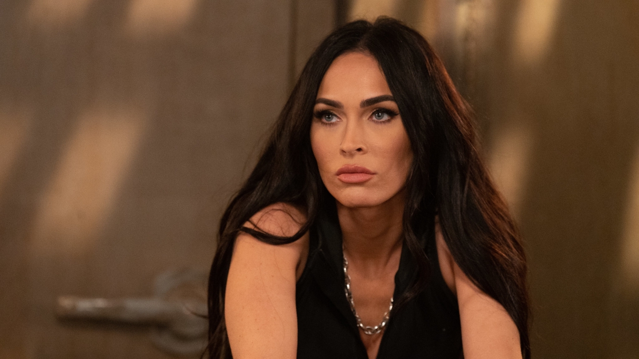 Zwangerschapsmode maar dan nét even anders: Megan Fox schittert in doorschijnende jurk