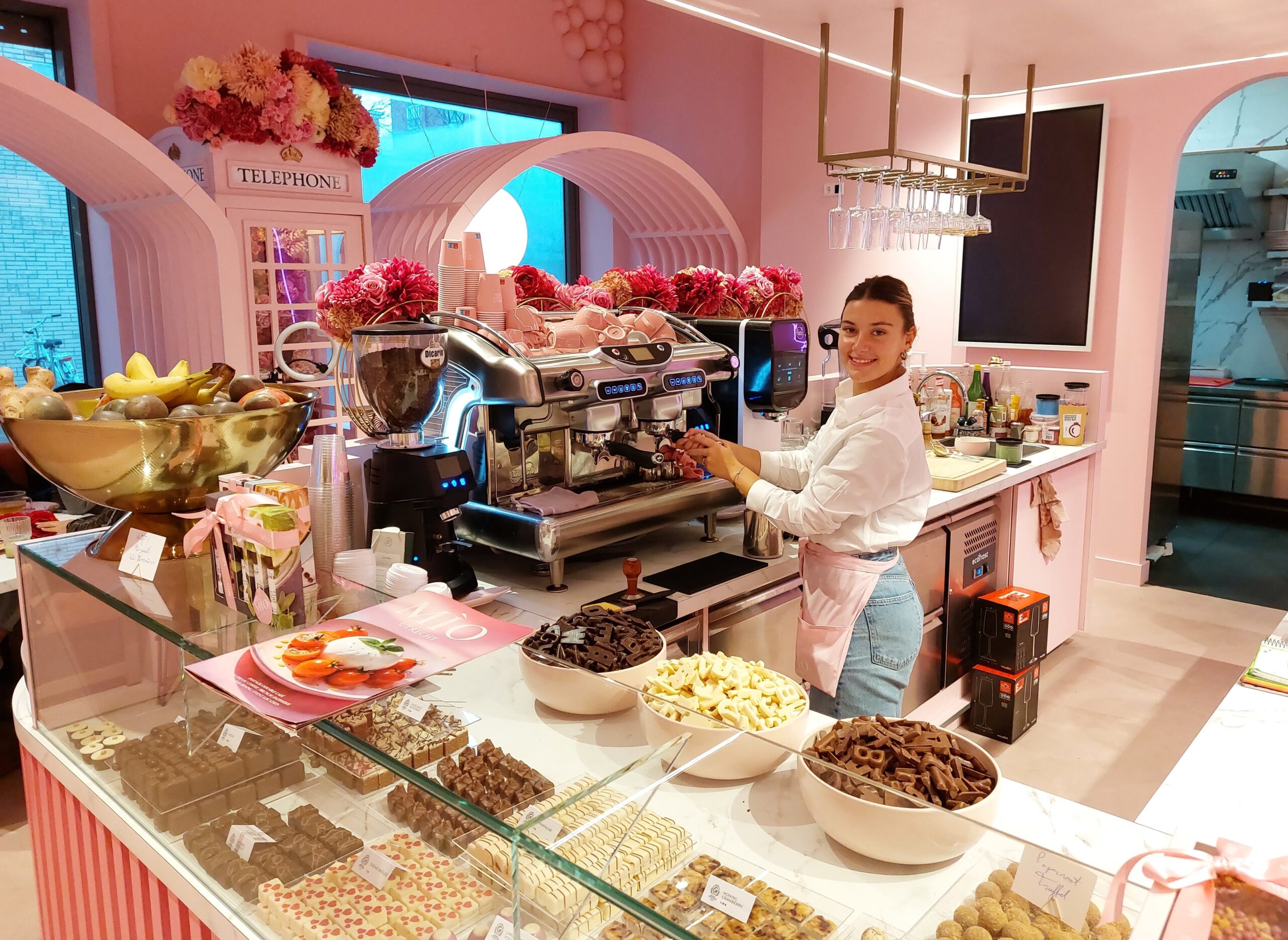 Hier in Utrecht opent een roze café mét telefooncel: ‘De pistachecroissant is het populairst’