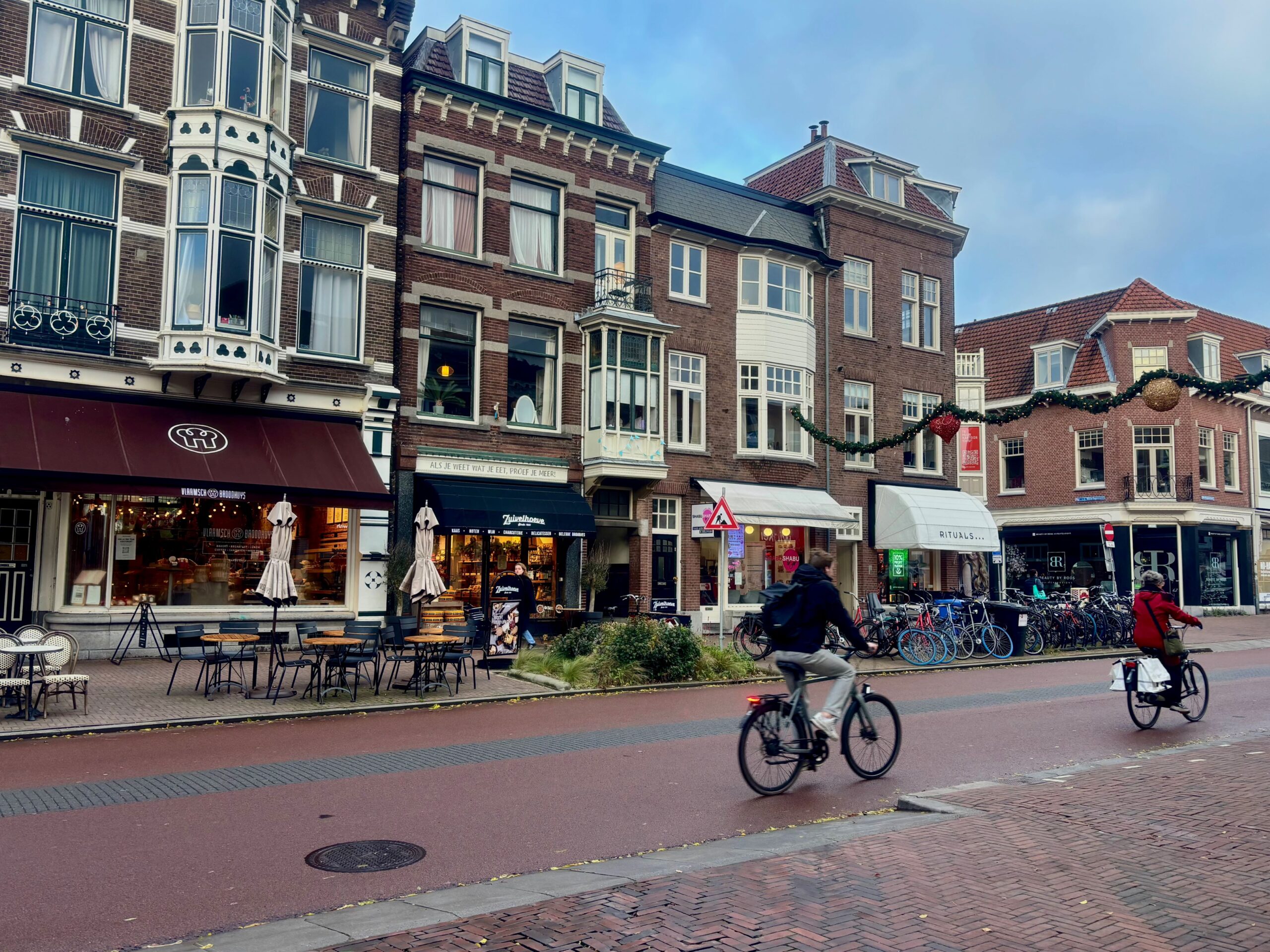 Koffie, bloemen en een jaren 60 outfit: deze zaken vind je op de Nachtegaalstraat