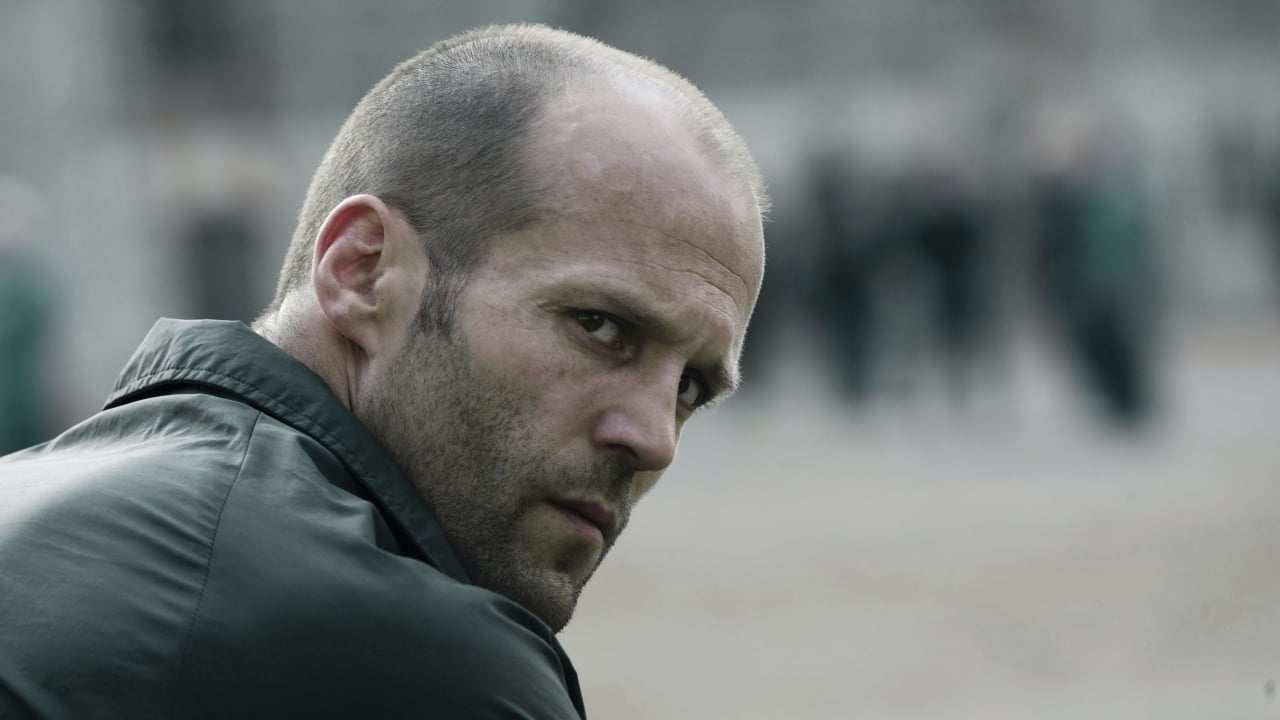 Jason Statham knuffelt erop los in de paddock