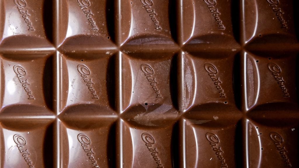 Britse chocolademaker Cadbury verliest status van hofleverancier, Unilever ook