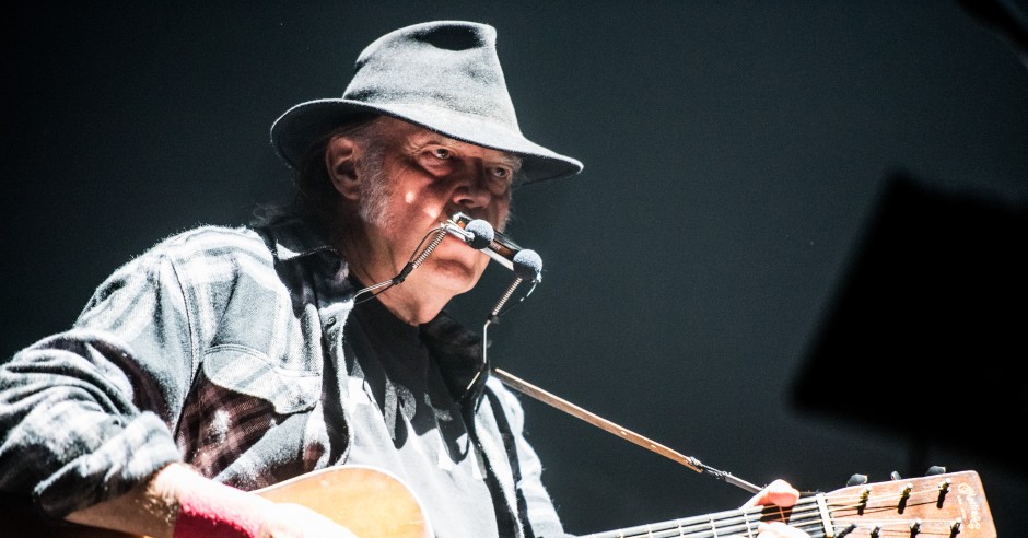 Neil Young komt terug op zijn besluit en komt tóch wel naar Glastonbury